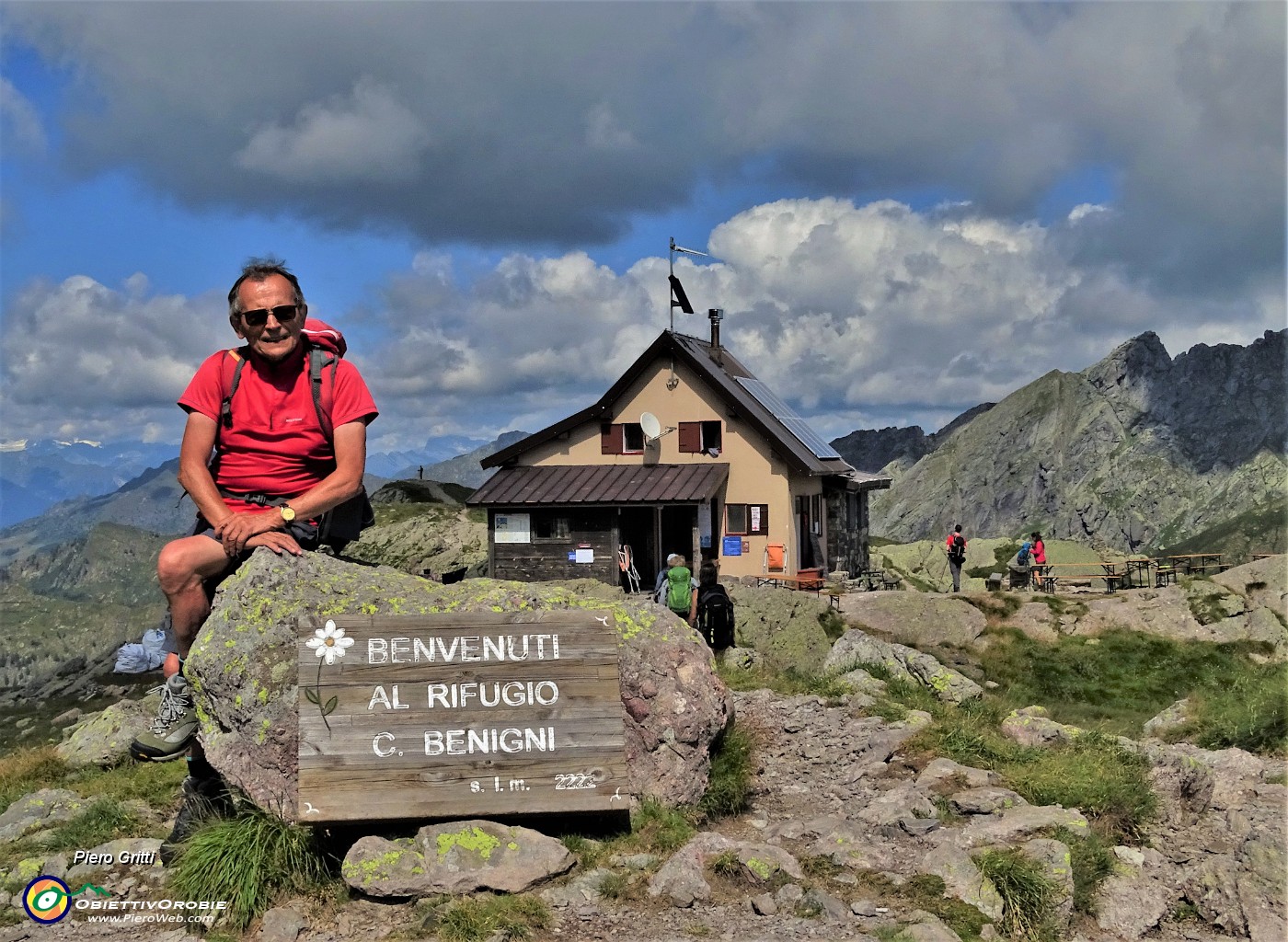 06 Benvenuto, anzi bentornato  al Rif. Benigni (2222 m).JPG